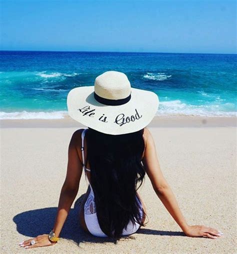 Foto De Mujeres En Bikini En La Playa Foto de。